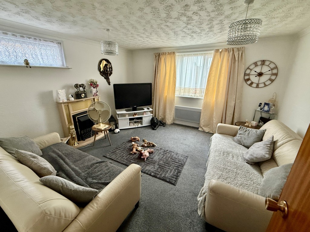 Lot: 74 - MIXED USE INVESTMENT IN TOWN CENTRE - FIVE FLATS AND COMMERCIAL UNIT - 44B East Street - Living room